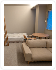 産後ケアで使用する部屋にあるベッド