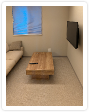 産後ケアで使用する部屋にあるソファとテレビ